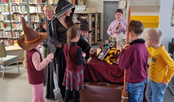 Interaktyvi instaliacija „Svečiuose pas Harį Poterį“ Ramučių bibliotekoje