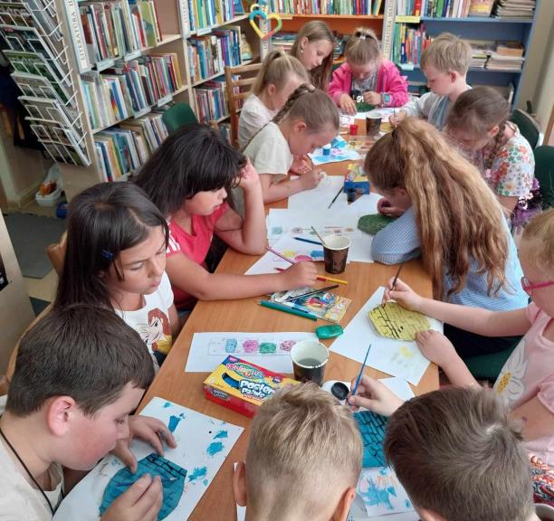 Vasaros ieškojimai su knyga Neveronių bibliotekoje