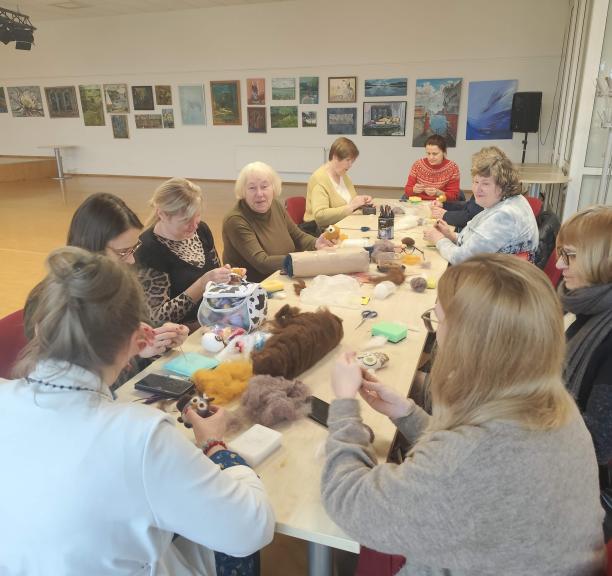 Pelėdos iš vilnos jau puošia kūrybinių dirbtuvių dalyvių namus!