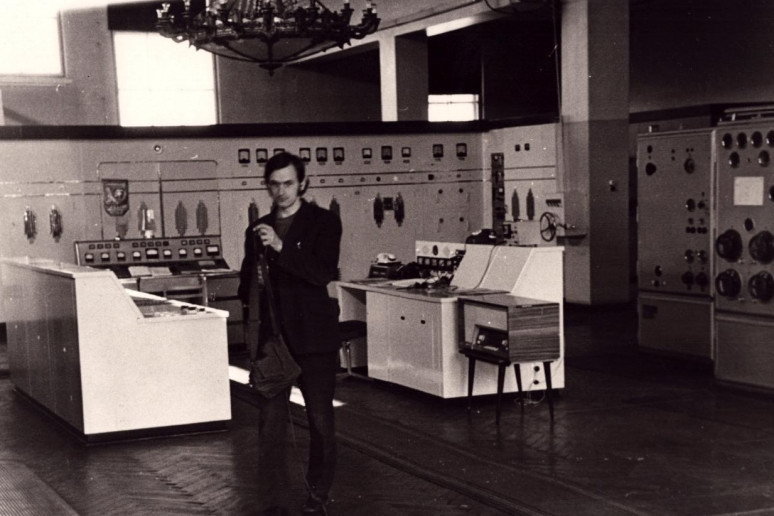 tkūnų radijo stoties valdymo salė. Vadovas Stasys Knystauskas. Nijolės Majarienės asmeninio archyvo nuotr., m. než.